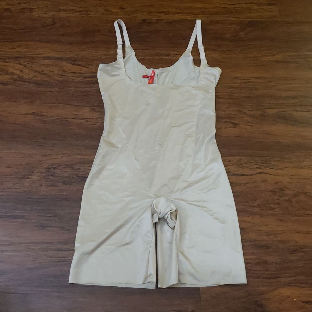 SPANX Nude Sculpt Chic Feminine Party One piece Shapewear Size Small